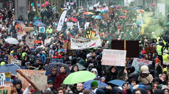 A rossz idő ellenére 70 ezren tüntettek a klímaváltozás elleni küzdelem fokozásáért Brüsszelben