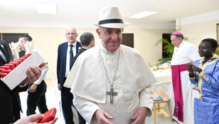 Ferenc pápa Panamában volt, tehát kalapban üdvözölte a fiatalokat