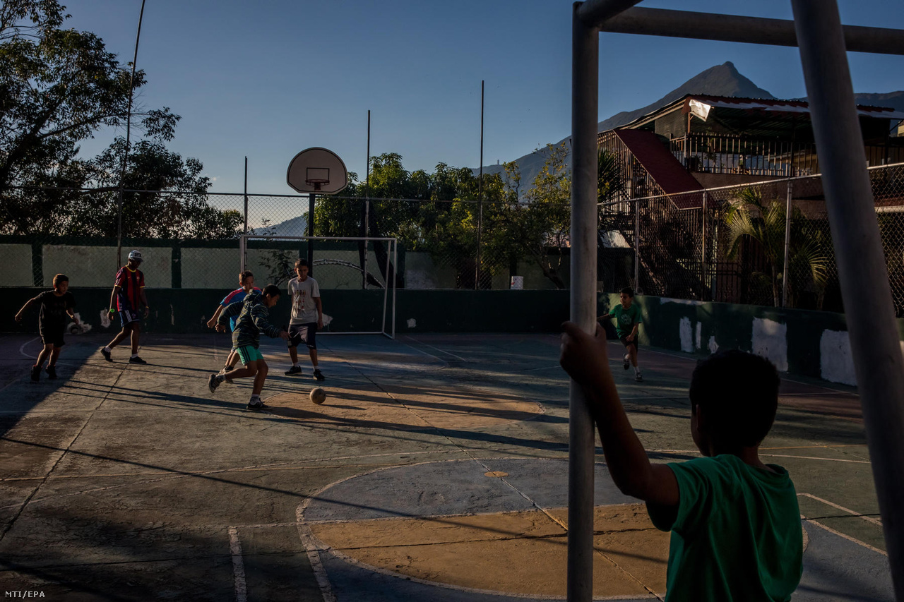 Gyerekek futballoznak a caracasi Casa Hogar Domingo Savio árvaház udvarán. Az otthon befogadott több száz gyereket. Voltak, akik önszántukból választották az utcát, másokat hátrahagyott a családjuk. Az itt lakók egy közeli iskolában tanulhatnak is.