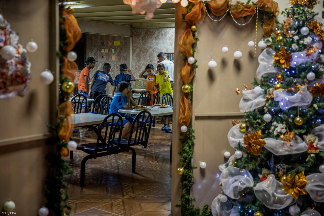 Gyerekek vacsorához készülnek a Casa Hogar Domingo Savio árvaház ebédlőjében. Az otthonban az ételt is befogadott fiatalok készítik a többieknek. Az utcagyerekeknek több civil szervezet is próbál segíteni, hogy legalább ilyen otthonokba kerüljenek.
