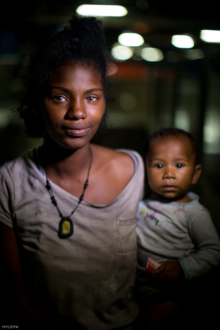 A 19 éves Katiuska 15 éves kora óta él az utcán. Ott született a novemberben hathónapos kislánya, Neucari is. A családja egy másik városban él, ő az állandó otthoni veszekedés elől menekült Caracasba. „Egy fontos dolgot tanulsz meg az utcán: senki sem barátja senkinek" – mondta.