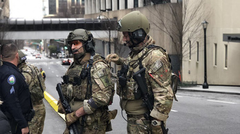 Hadseregbe illő rendőrök őrzik a Super Bowl-csapatokat