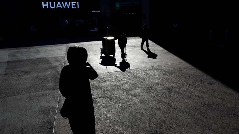 Amerika: Csal, lop és biztonsági kockázatot jelent a Huawei