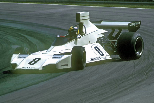 Carlos Pace kilinccsel előre (lol) a Brabham Ford BT44 (1974)-ben. Gordon Murray autói már akkor is magukon viselték a letisztult, aerodinamikailag nagyon fejlett karosszériák stílusjegyeit. A brazil Carlos Pace, aki Wilson és Emerson Fittipaldi jó barátja volt Forma-1-es karrierjének öt éve alatt (72-77) 56 pontot gyűjtött, hatszor állt dobogón de csak egyszer nyert. Ez azonban lég volt ahhoz, hogy hazájában nemzeti hősként ünnepeljék, hiszen a Brazil Nagydíjat nyerte meg 1975-ben. 1977-ben hunyt el repülőgép-balesetben. Nevét mai napig őrzi a versenypálya Interlagosban.