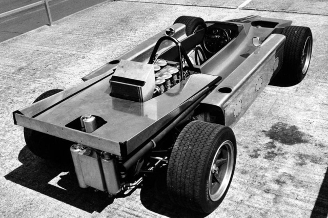 A Cosworth 4WD (1969) a gyártó önálló próbálkozása volt. Az összkerékhajtású autókra jellemző alulkormányzottság és a hajtáslánc többletsúlya azonban leküzdhetetlen akadálynak bizonyult. Soha nem indult versenyen.