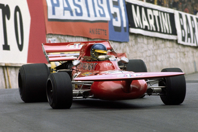 Ronnie Peterson, March 711 Alfa Romeo (1971). Bármilyen furcsa kinézetű is, de a háromliteres V8-as Alfa motorral szerelt March egy jó autó volt. A svéd Peterson 1971-ben Jackie Stewart mögött második lett a bajnokságban. A 003-as Tyrrell megállíthatatlan volt. Peterson az 1978-as Olasz Nagydíjon veszítette életét egy értelmetlen tömegbalesetben. Már eleve repedt lábszárcsonttal állt rajthoz az előző évi Lotus 78-assal, mivel az edzések során összetörte saját új 79-esét. A rajtot követő tömegbaleset részese volt, autója kigyulladt, de James Hunt, Clay Regazzoni és Patrick Depailler kihúzták a roncsból. Hunt későb elmondta, hogy úgy tartotta Peterson fejét, hogy ne lássa saját, összezúzott lábait. A pálya közepére fektették de a mentők először a komolyabb sérülteket szállították kórházba. Később kiderült, hogy Ronnie jobb lába hét, míg a bal három helyen volt eltörve. Éjjel került volna sor a műtétekre, addigra azonban egy csontszilánk a véráramba kerülve több létfontosságú szervét is károsította, Peterson reg