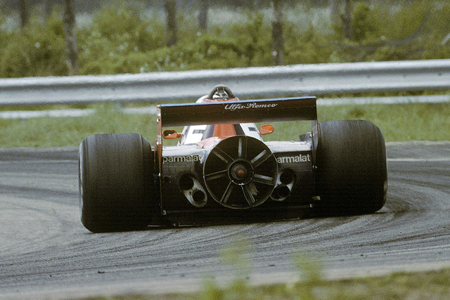 Niki Lauda és a Brabham-Alfa BT46B (1978). A Brabham BT46 (még nem B) 1978-ban debütált a Forma-1-ben. Tervezője a ma már legendás Gordon Murray volt, csillaga épp emelkedőben. Nem akárkinek építette, hanem a régi Forma-1-et kedvelők körében közutálatnak örvendő Bernie Ecclestone-nak, a Brabham istálló akkori tulajdonosának.
                        A konstrukció több meglepetést és ujítást is magába foglalt: a leginkább fura a hűtők kialakítása volt volt az addig megszokott és azóta is használt olaj és folyadékhűtők helyett lapos, vízszintes hűtőket használtak. Az ötlet jó lett volna, hiszen Murray célja a minél alacsonyabb, jobb tapadású versenygép volt, viszont a rendszer nem működött tökéletesen, így
                        az első versenyre át is alakították és az autó első légterelőjébe (!) hagyományosnak mondható hűtőket szereltek.
                        A második furcsaság a 180 fokos hengerszögű (nem boxer!) 12 hengeres Alfa Romeo motor volt, aminek beépítése jellegzetes külsőt kölcsönzött az autónak. A hátulja szinte teljesen lapos volt, minek következtében több levegő 