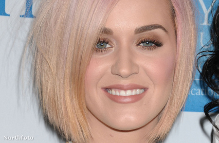 Katy Perry a zseniálisan eltalált rózsaszín-szőke hajjal
