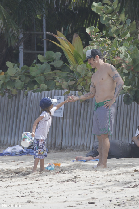 Anthony Kiedis a kislányával a strandon Saint Barthélemy szigetén