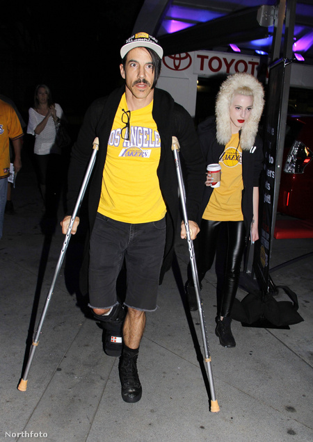 Anthony Kiedis mankóval érkezik a Los Angeles Lakes vs Memphis Grizzlies kosárlabdameccsre Los Angelesben