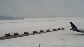 Az erős havazás miatt le kellett zárni a kölni repülőteret
