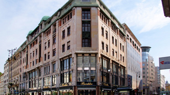 Eladták a Luxus áruház épületét az MNB alapítványai