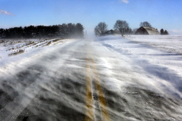 Hóátfúvás egy országúton, a Pennsylvania állambeli Mount Joy közelében 2019. január 30-án.