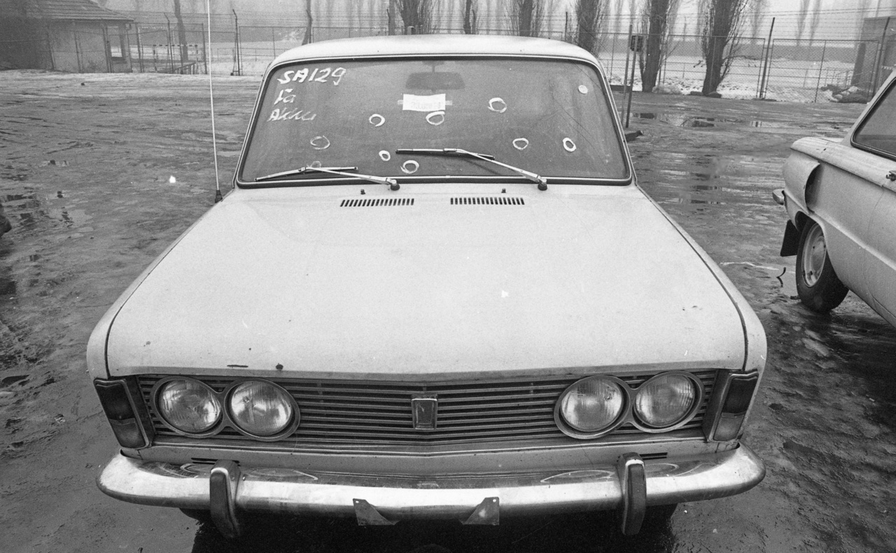 Egy Polski Fiat 125P. Ha hinni lehet a szélvédőn lévő feliratnak, az akkuval gondok voltak. A szélvédő sérüléseit (kavicsfölverődés) bekarikázták, hogy más baja volt-e az autónak már csak az adásvltel megkötése után derült ki. Az árcédulán 33 000 Ft áll, azaz tízhavi átlagkeresetbe került használtan a lengyel személygépkocsi-gyártás olasz licenszű zászlóshajója. Jobbra egy Zaporozsec fara lóg be.