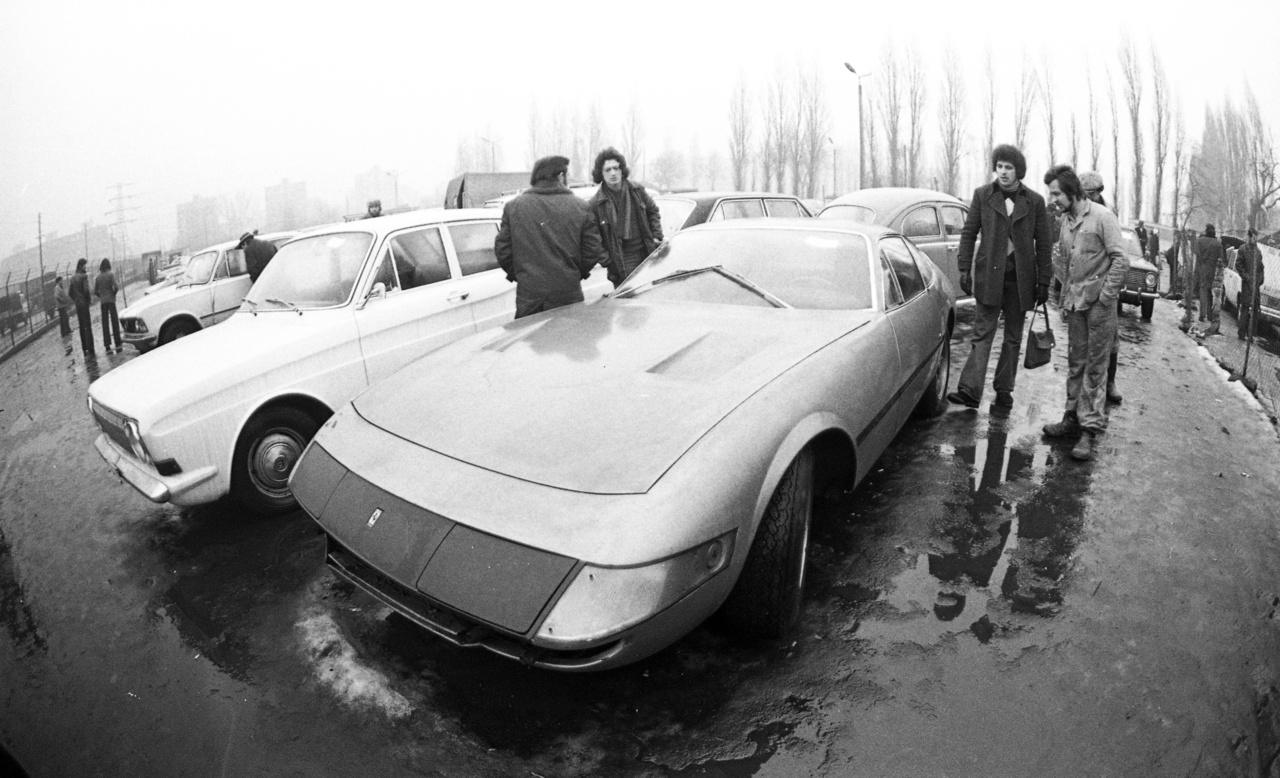 A Lamborghini Miura konkurenciájának szánt sportautótt Leonardo Fioravanti, a Pininfarina dizájnere tervezte, és 1968-tól 1973-ig gyártotta a Ferrari. 1284 darabot építettek belőle (a nyitott GTS/4 Daytona Spyderekből 122 készült, így összesen 1404 Daytona gördült ki a maranelloi gyárból.) A típus a nem hivatalos Daytona nevet azután kapta a médiában, hogy 1967-ben a 24 órás daytonai autóversenyen az első három helyezést Ferrarik vitték el. Az Autó-Motor, 1971. október 21-i / 20. száma így írt a Daytonáról:
                        "Ferrari és Pininfarina közös alkotásáról, a 365 GTB/4 Ferrari-modellről két képet mutatunk be, hiszen érdemes megnézni nyitott és zárt fényszórókkal ezt a nagy sebességet sejtető olasz konstrukciót. És mindjárt tisztázzuk, hogy mennyi is itt a nagy sebesség. Kereken 280 km/óra a 4390 cms-es, V/12-es, 81X71 mm furat-löketű, 7500 fordulatnál 352 lóerős motorral elérhető maximális tempó. És még annyit, hogy 0—100 km/ó-ig 5,7 mp alatt gyorsul ez a 240 cm tengelytávú igazi sport kupé." Hogy a képen látható, az