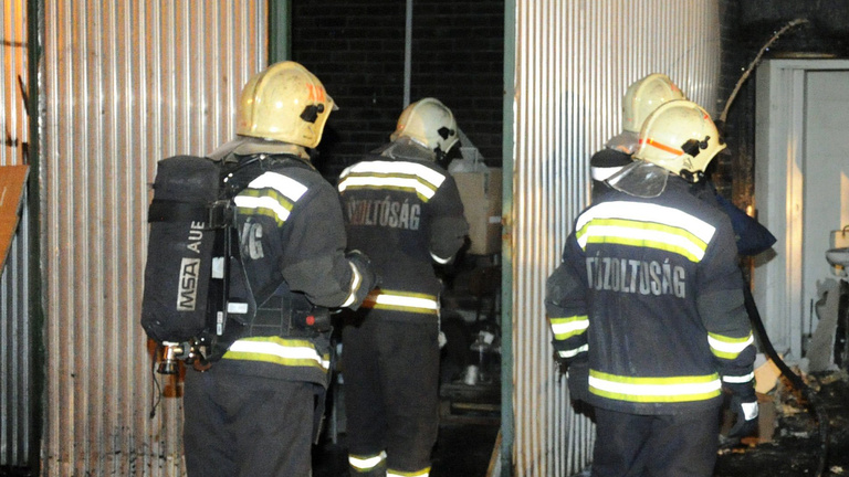 Két tűzoltó megégett a rossz ruha miatt, hírzárlat van
