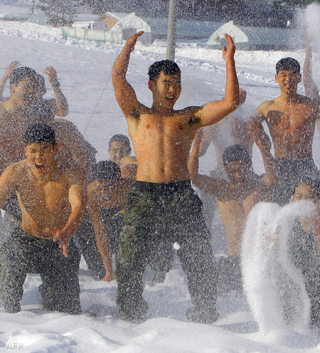 Dél-Korea különleges alakulata a hóban edz
