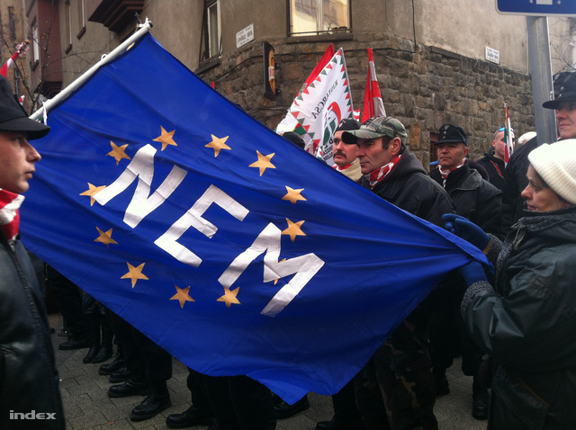 Népszavazáson kell dönteni az Európai Unióból való kilépésről – mondta Vona Gábor a Jobbik elnöke, a párt szombati budapesti tüntetésén.