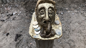 Bayer Zsolt-szobrot avattak titokban a Pozsonyi úton