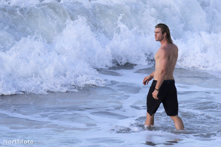 Chris Hemsworth megy bele a tengerbe