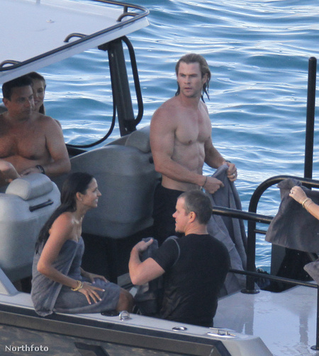Chris Hemsworth a hajón törölközik Matt Damonékkal