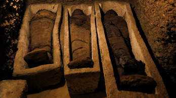 Közel 40 múmia került elő egy egyiptomi sírkamrából