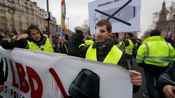 Ezúttal a rendőri erőszak ellen tüntettek a sárgamellényesek