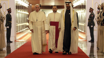 Ferenc pápa 130 ezres misét tart történelmi látogatásán az Emírségekben