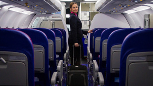 Mit rejt egy stewardess táskája? Megmutatjuk!