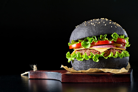 Fekete tészta, fekete csirke, fekete burger hódít a gasztronómiában