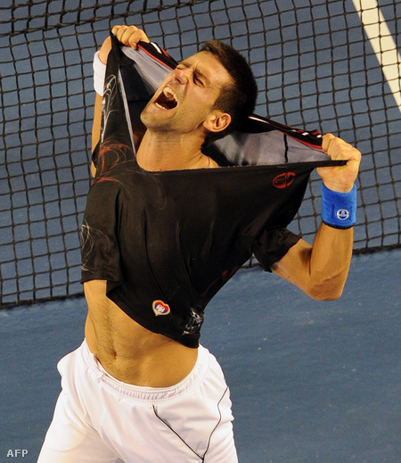 Novak Djokovics a végén letépi magáról a pólót