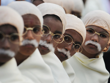 Közel 500 gyerek öltözött Gandhinak Bengáliában