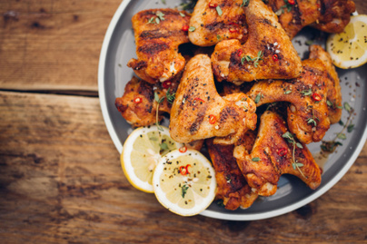 Fűszeres csirkeszárnyak sütőben sütve: isteni vacsora egyszerű hozzávalókból