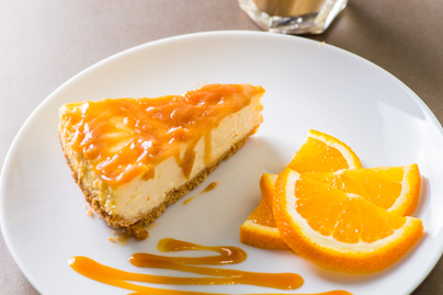 Illatos, krémes, narancsos sajttorta a sütőből: könnyű és finom édesség