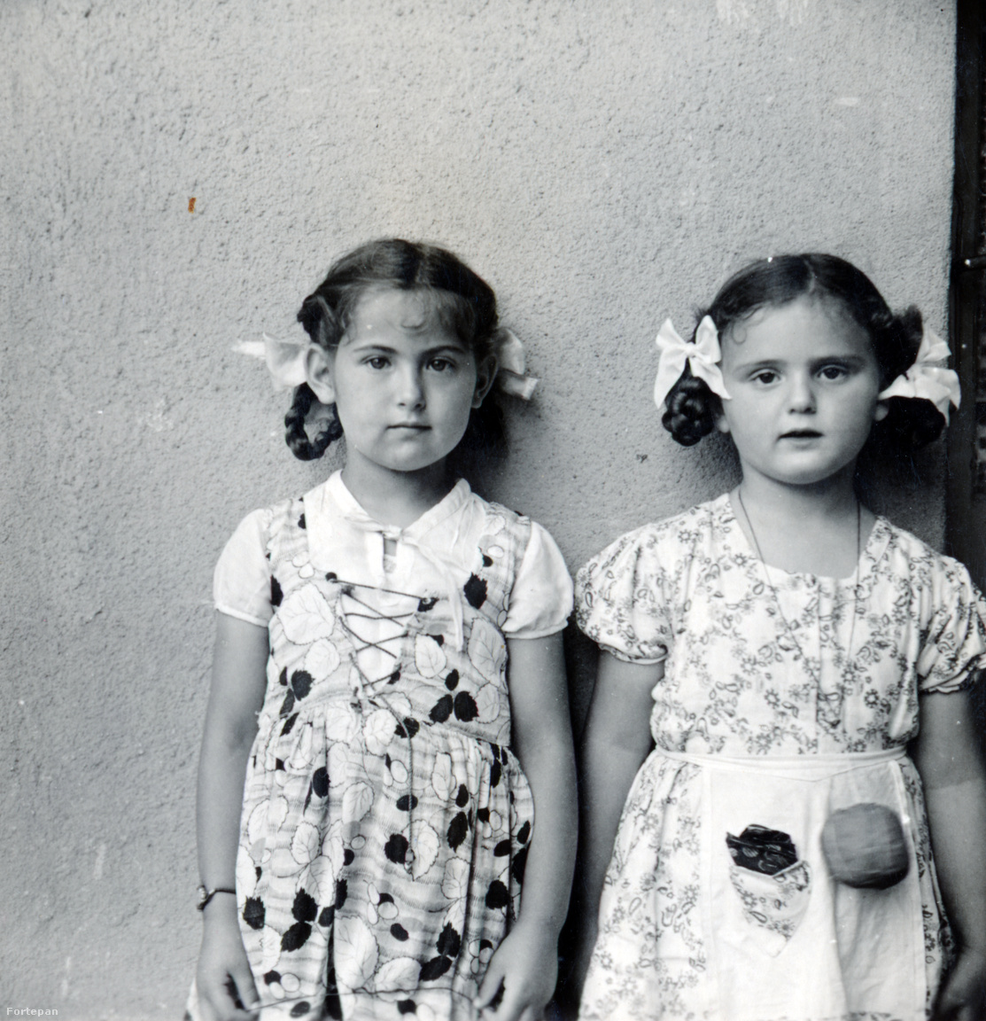 Kislányok a Róna utcai házból, jobb oldalon Kinszki Judit.