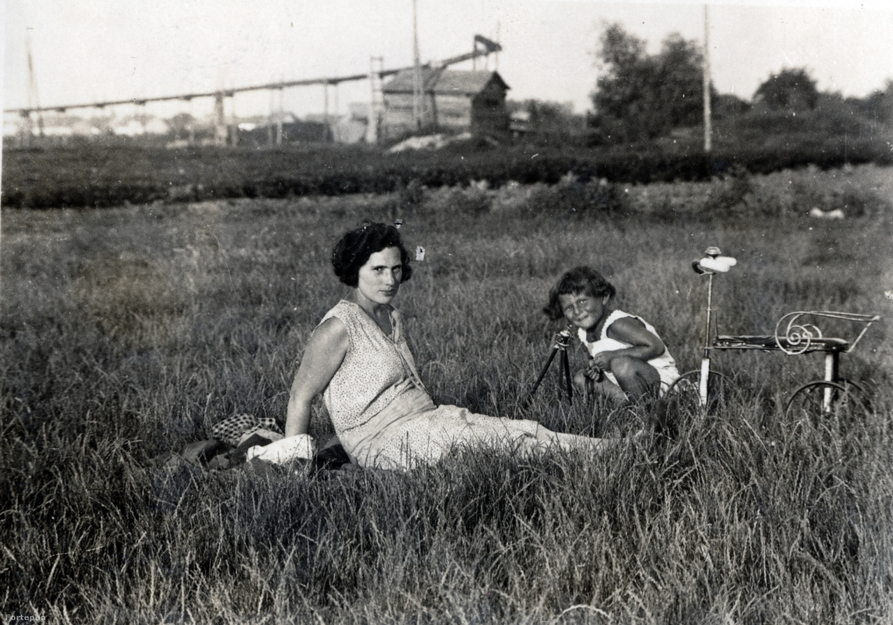 Anya és fia egy zuglói grundon az 1920-as évek végén.