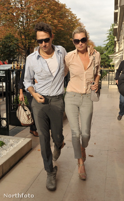 Jamie Hince és Kate Moss Párizsban, 2009. október