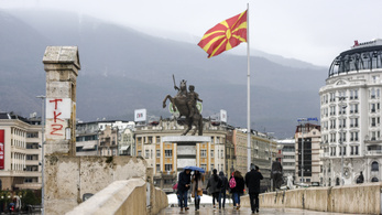 Leszedik a Macedónia feliratokat Észak-Macedóniában