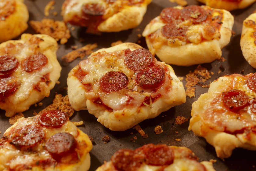 Házi, mini, paradicsomos pizza kolbásszal és sajttal: a tészta olasz recept szerint készül