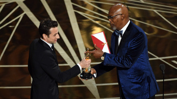 Javier Bardem és Samuel L. Jackson is díjat ad át a rövidített Oscar-gálán