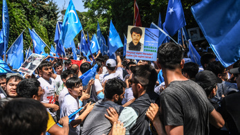 Eltűnt ujgurok fotóival lett tele a Twitter