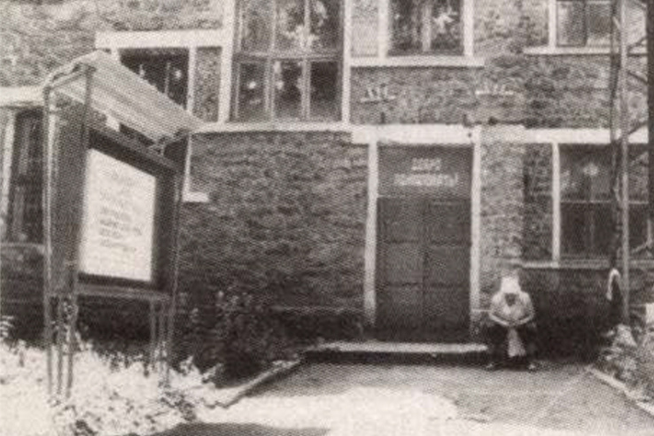 Iskolaépület Sehtiban: Csikatilo itt tanított 1978-80 -ban. Forrás: Magyarország 1993. január 1. száma / Arcanum Adatbázis
