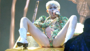 Miley Cyrus terpesztős fotóval köszöntötte szerelmét Valentin-napon