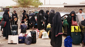 A szaúdi férfiak mobilon keresztül tarthatják rabságban feleségeiket