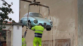 Élőben a liftaknából előhúzott Alfa-sportkocsi
