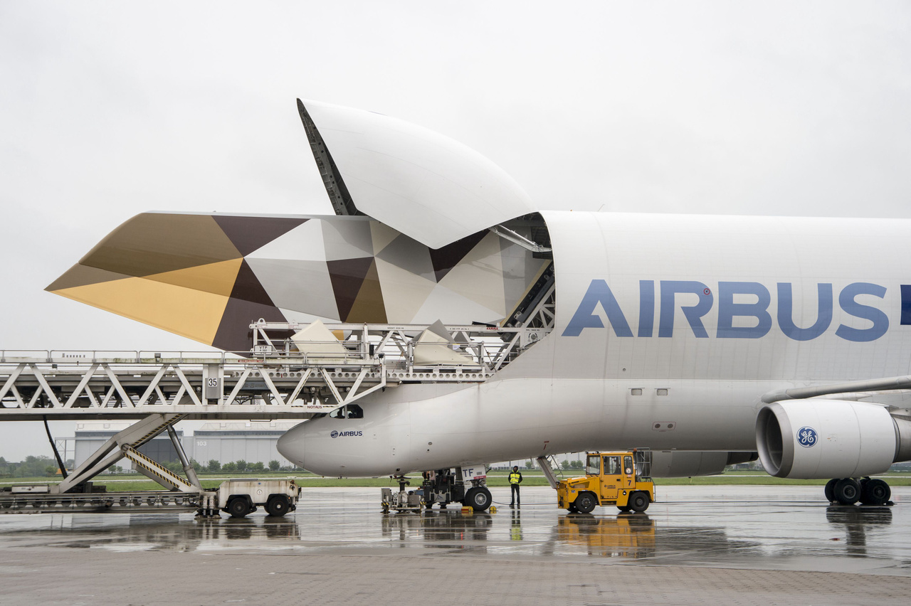 A Beluga megeszi reggelire az A380 uszonyát. Az Airbus saját, túlméretes szállítmányok befogadására alkalmas teherszállító gépe, a Beluga viszi az Etihad légitársaság megrendelésére készül A380-as függőleges vezérsíkját a toulouse-i gyárba.