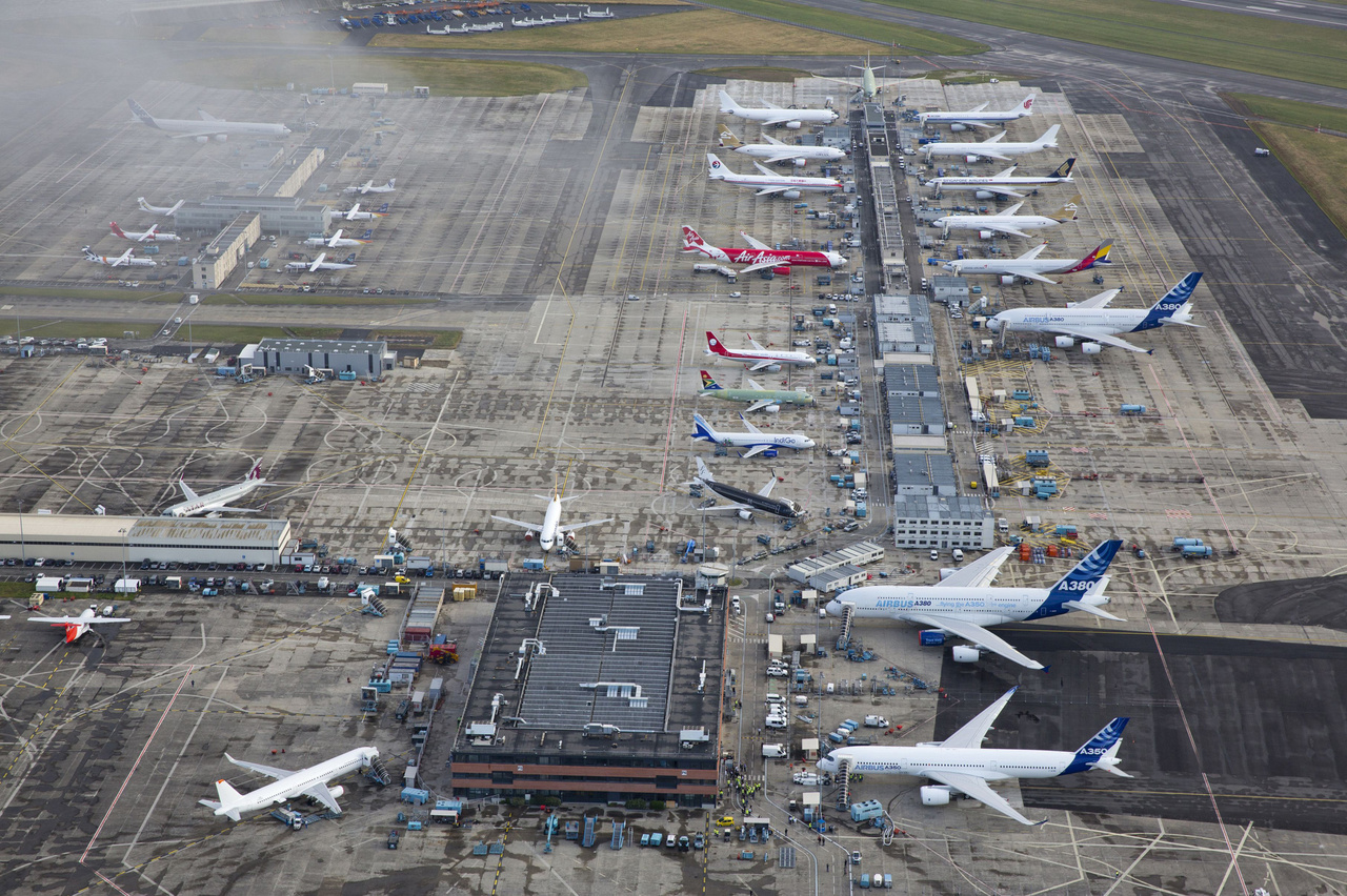 Eltörpülnek a kisebb gépek a két A380-as mellett a Toulouse-Blagnac repülőtéren (2013. június 14.)
