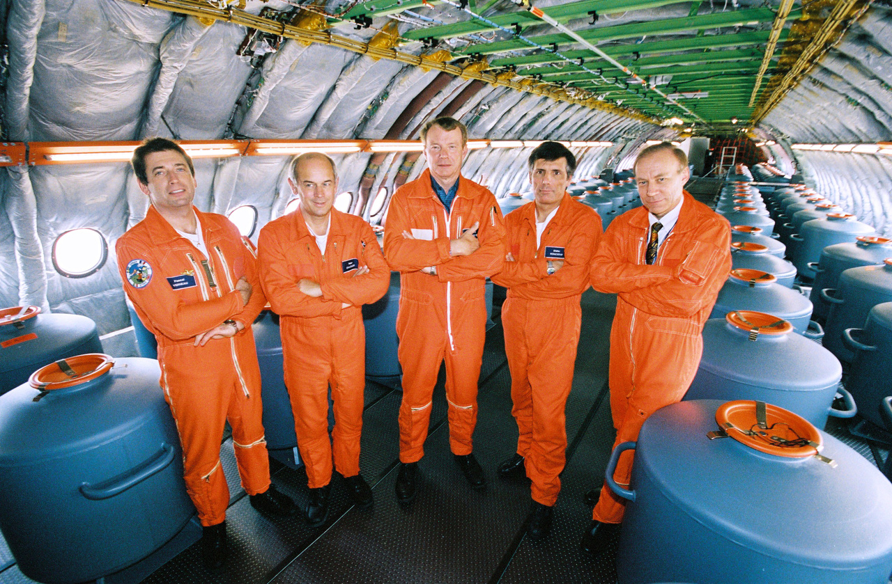 Chemtrailszórásra átalakított Airbus A380 – helyett az első tesztrepülésre felkészített A380 utastere, az utasok és ülések helyett még súlyazonos ballasztokkal, 2005. október 18-éán. A narancssárga overallos csapat a tesztrepülés mérnökei és pilótái:  Pascal Verneau, Peter Chandler, Richard Monnoyer, Didier Ronceray és Robert Lignée.