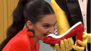 Nézze, ahogy Kendall Jenner próbál megenni egy piros cipőt!