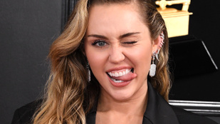 Miley Cyrus nyilvánosságra hozott egy halom új fotót az esküvőjéről